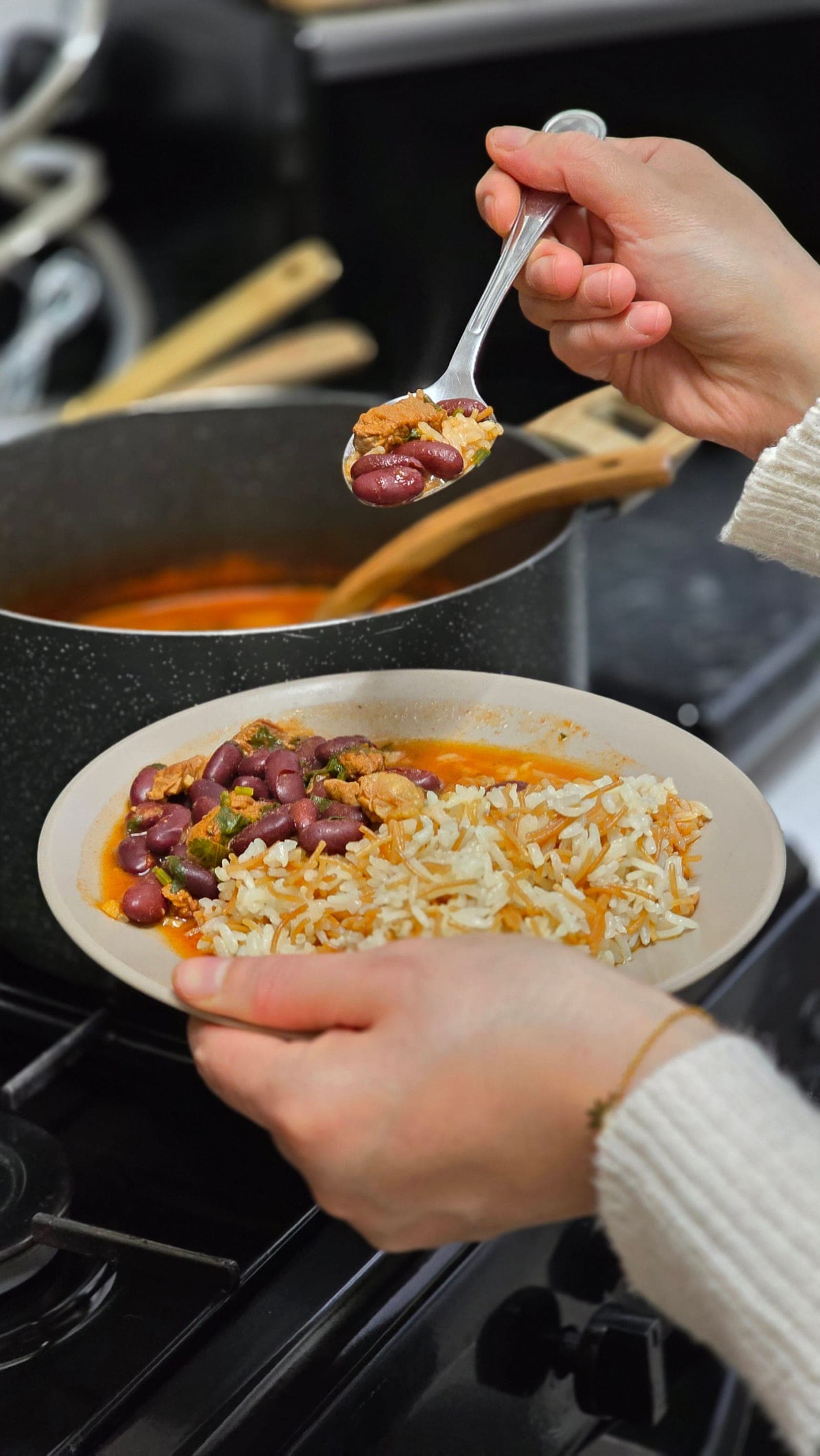 Mesa com refeição caseira fresca pronta para consumo.
